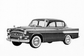 Toyopet Crown Deluxe (1959) – mit Radzierringen, anderem Kühlergrill und mehr Chrom als das Standardmodell