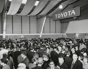 Toyota (1967) - der Stand von Toyota am Genfer Autosalon 1967 wird fast überrannt