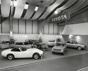 Bild Toyota 2000 GT (1967) - der offene Wagen, der im James-Bond-Film verwendet wurde, auf dem Stand von Toyota am Genfer Autosalon von 1976