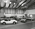 Toyota 2000 GT (1967) - der offene Wagen, der im James-Bond-Film verwendet wurde, auf dem Stand von Toyota am Genfer Autosalon von 1976