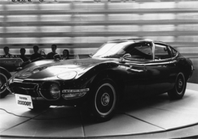 Toyota 2000 GT (1967) - dunkles Modell bei Verkaufsausstellung