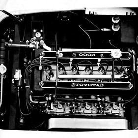 Toyota 2000 GT (1968) - Blick unter die Motorhaube - Abbildung im Verkaufsprospekt