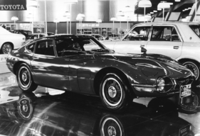 Toyota 2000 GT (1968) - Coupé in dunkler Farbe auf dem Salon in Tokyo 1968