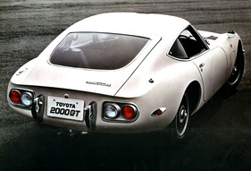 Toyota 2000 GT (1968) - auch von hinten ansprechend - Abbildung in Verkaufsprospekt 1968