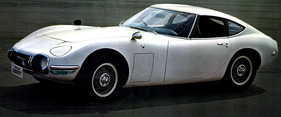 Toyota 2000 GT (1968) - in voller Vorbeifahrt - Abbildung in einem Verkaufsprospekt von 1968