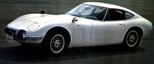 Toyota 2000 GT (1968) - in voller Vorbeifahrt - Abbildung in einem Verkaufsprospekt von 1968