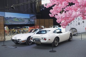 Toyota 2000 GT (1968) – neben dem Toyota 2000 GT Targa von 1968 – Sonderausstellung "Big in Japan" in der Autoworld Brüssel