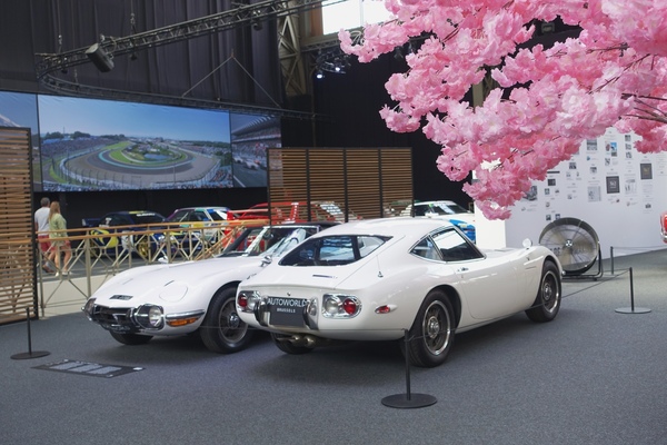 Bild Toyota 2000 GT (1968) – neben dem Toyota 2000 GT Targa von 1968 – Sonderausstellung "Big in Japan" in der Autoworld Brüssel