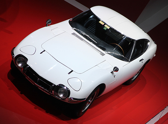 Bild: Toyota 2000 GT (1968) - zusammen mit den neuen GT 86 am Genfer Automobilsalon 2012