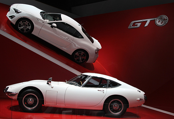 Bild Toyota 2000 GT (1968) - zusammen mit den neuen GT 86 am Genfer Automobilsalon 2012
