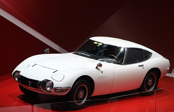 Toyota 2000 GT (1968) - zusammen mit den neuen GT 86 am Genfer Automobilsalon 2012