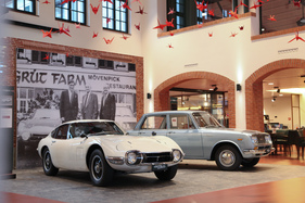 Toyota 2000 GT (1969) - Schweizer Erstauslieferung, zusammen mit einem rechtsgelenkten Toyota Corona von 1965 - 50 Jahre Toyota Schweiz Sonderschau Toyota 2000 GT (1969) - Schweizer Erstauslieferung, zusammen mit einem rechtsgelenkten Toyota Corona von 1965 - 50 Jahre Toyota Schweiz Sonderschau