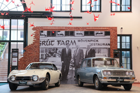 Toyota 2000 GT (1969) - zusammen mit einem Toyota Corona von 1965 - im Hintergrund Walter und Emil Frey - 50 Jahre Toyota Schweiz Sonderschau (1969)