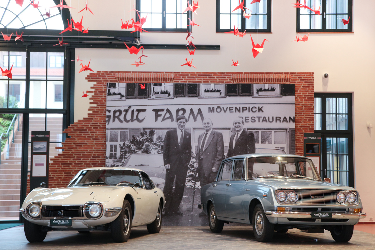 Toyota 2000 GT (1969) - zusammen mit einem Toyota Corona von 1965 - im Hintergrund Walter und Emil Frey - 50 Jahre Toyota Schweiz Sonderschau