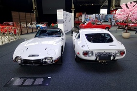 Toyota 2000 GT Targa (1968) – neben dem Toyota 2000 GT von 1968 – Sonderausstellung "Big in Japan" in der Autoworld Brüssel