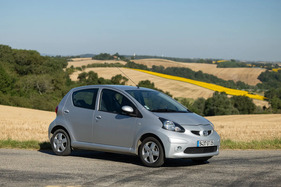 Toyota Aygo 1.0 VVT-i Sport (2006) - Lot 235 an der Artcurial „Automobiles sur les Champs" Versteigerung 2024