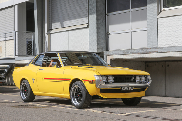 Toyota Celica 1600 GT (1972) mit etwas moderneren Leichtmetallrädern – Older Classics Mai 2024