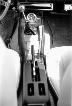 Toyota Celica 1600 ST (1971) - Blick auf Schalthebel und Mittelkonsole