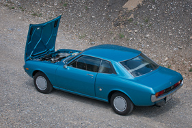 Toyota Celica 1600 ST (1972) - die Motorhaube öffnet nach vorne