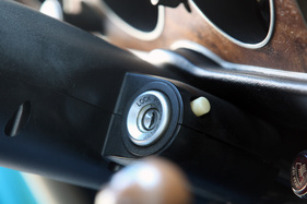 Toyota Celica 1600 ST (1972) - die Sperre wird durch Drücken des weissen Knopfes aufgehoben