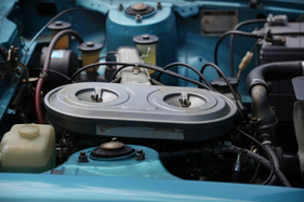 Toyota Celica 1600 ST (1972) - die zwei Fallstrom-Registervergaser sind unter einem grossen Luftfilter verborgen
