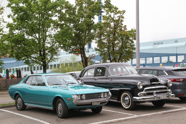 Toyota Celica 1600 ST (1972) - im amerikanischen Look neben einem Amerikaner - Oldtimertreffen Autobahnraststätte Würenlos 2022