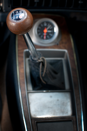 Toyota Celica 1600 ST (1972) - kurzer Ganghebel und Zeituhr in der Mittelkonsole