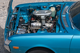 Toyota Celica 1600 ST (1972) - längs eingebauter Reihenvierzylinder mit seitlicher Nockenwelle