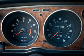 Toyota Celica 1600 ST (1972) - sehr gut ablesbare Hauptinstrumente, roter Bereich erst bei 6500 U/min