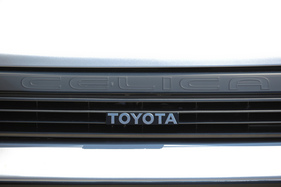 Toyota Celica 2.0 GT Liftback (1989) - Toyota- und Celica-Schriftzug auf dem Bug