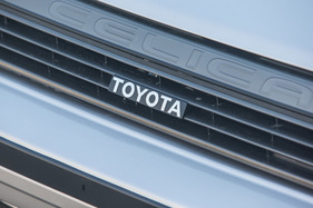 Toyota Celica 2.0 GT Liftback (1989) - Toyota- und Celica-Schriftzug auf der Front