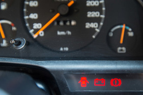 Toyota Celica 2.0 GT Liftback (1989) - Warnleuchten mit klarer Symbolik