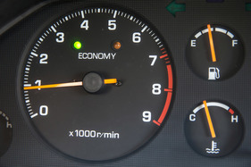 Toyota Celica 2.0 GT Liftback (1989) - so fährt man ökonomisch, aber wenn die gelbe Diode rechts leuchtet, dann muss man vom Gas, um sparsam zu fahren