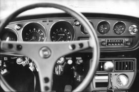 Toyota Celica GT (1973) - weitgehend unverändertes Armaturenbrett, nur die tiefe Konsole wurde angepasst