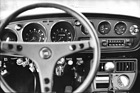 Toyota Celica GT (1973) - weitgehend unverändertes Armaturenbrett, nur die tiefe Konsole wurde angepasst