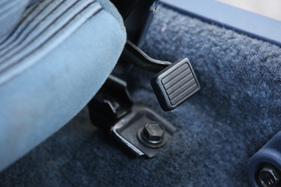 Toyota Celica Supra 2.8i (1983) - Fusspedal zum Vorklappen des Beifahrersitzes von hinten