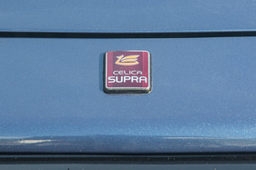 Toyota Celica Supra 2.8i (1983) - Supra-Zeichen auf der Motorhaube