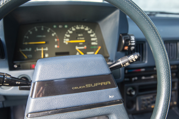 Toyota Celica Supra 2.8i (1983) - auch auf dem Lenkrad beschriftet
