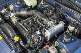 Toyota Celica Supra 2.8i (1983) - gut ausgefüllter Motorraum