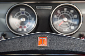 Toyota Corolla 1100 (1968) - Toyota-Zeichen auf dem Lenkrad