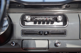 Toyota Corolla 1100 (1968) - serienmässiges Langwellen- und Mittelwellen-Radio