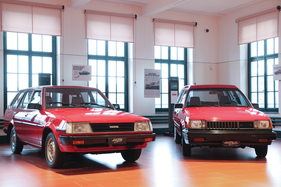 Toyota Corolla 1300 Kombi (1979) - zusammen mit Allrad-Tercel 4WD von 1986 - 50 Jahre Toyota Schweiz Sonderschau