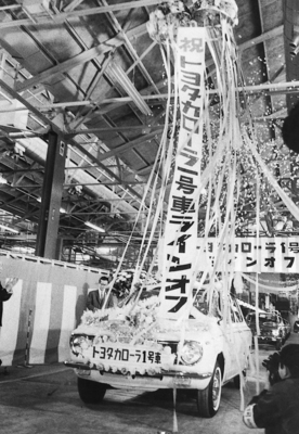 Toyota Corolla (1966) - die erste produzierte Limousine im Jahr 1966