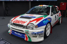 Toyota Corolla WRC Carlos Sainz (1999) – Siegerfahrzeug der Monte Carlo Rallye 1998 – Sonderausstellung "Big in Japan" in der Autoworld Brüssel