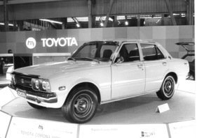 Toyota Corona 1800 - bereits im Herbst 1973 erschienen, klassisch konzipierter Mittelklassewagen, ab 12'750 Franken - am Genfer Automobilsalon 1974