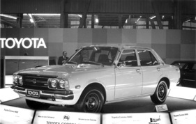 Toyota Corona 1800 - mancher hätte sich vielleicht eine Spur mehr Dynamik in der Linienführung gewünscht - am Genfer Automobilsalon 1974