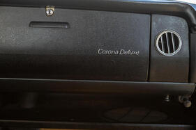 Toyota Corona 1900 Deluxe (1967) – Die rechte Hälfte des Armaturenbretts wirkt etwas schmucklos