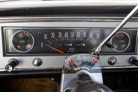 Toyota Corona 1900 Deluxe (1967) – Kombiinstrument mit drei Uhren, vier Leuchten und Tageskilometerzähler. Interessant: sogar der "Totalisator" zählt in Zehntel-Schritten