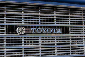 Toyota Corona 1900 Deluxe (1967) – Schriftzug im Kühlergrill, zusammen mit stilisiertem Stern im grossen "C"