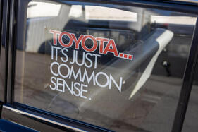 Toyota Corona 1900 Deluxe (1967) – Zeitgenössischer Werbeaufkleber: Ein Toyota war immer ein Vernunftkauf